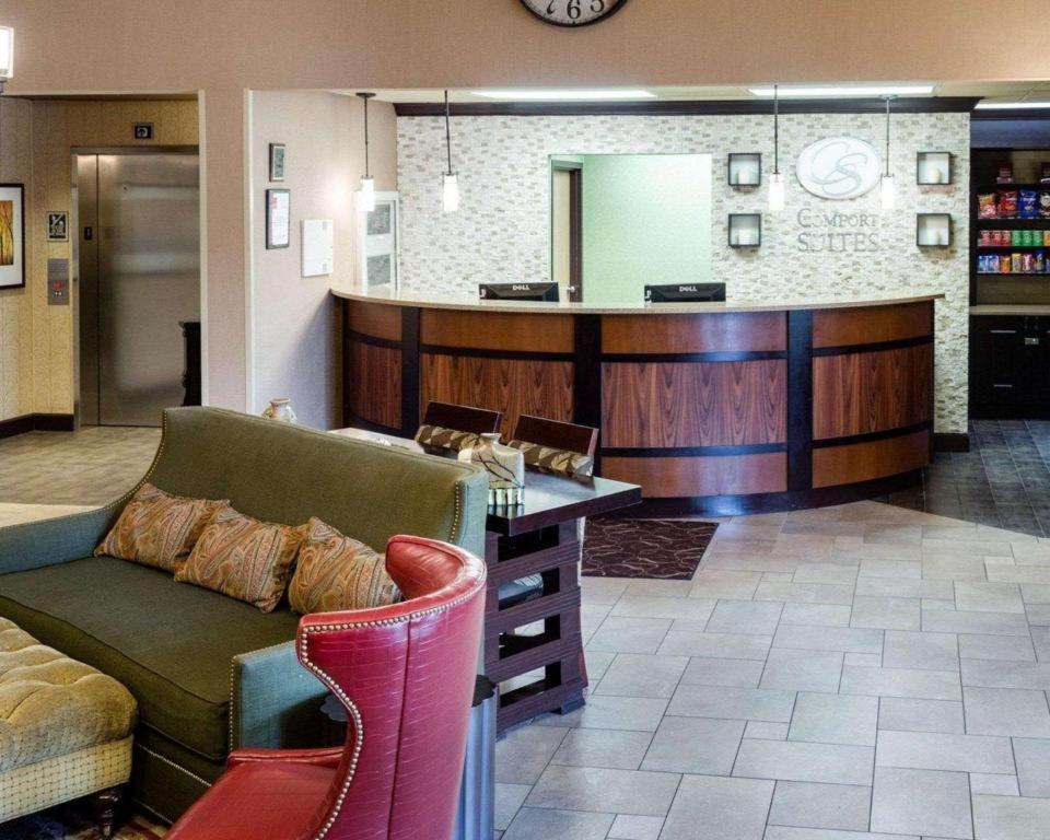 Comfort Suites Starkville Exterior photo