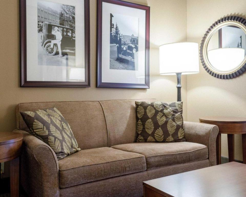 Comfort Suites Starkville Exterior photo
