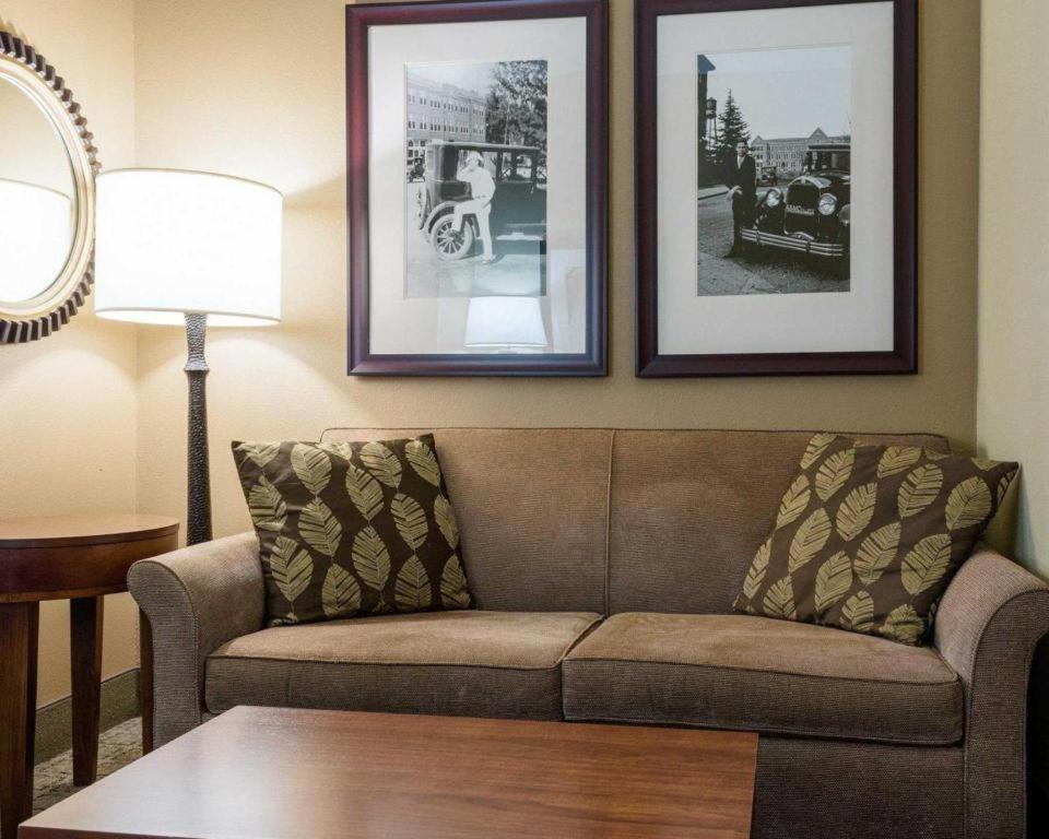 Comfort Suites Starkville Exterior photo